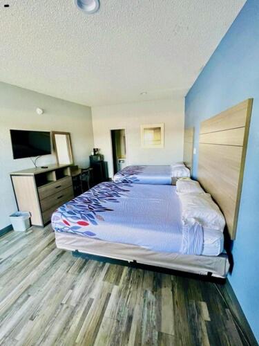 Double Room at Delux Inn Cleburne, photo 4