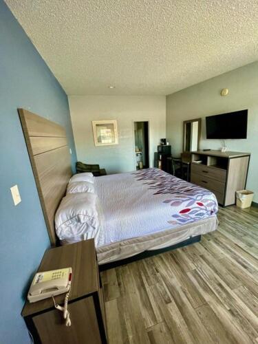 Deluxe King Room at Delux Inn Cleburne, photo 4