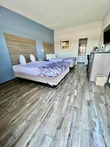 Double Room at Delux Inn Cleburne, photo 3