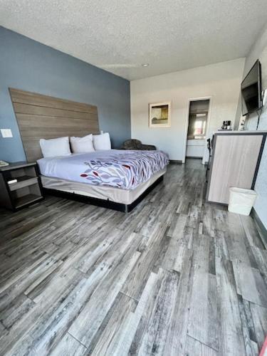 Deluxe King Room at Delux Inn Cleburne, photo 3