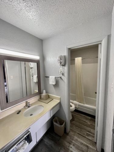 Double Room at Delux Inn Cleburne, photo 2